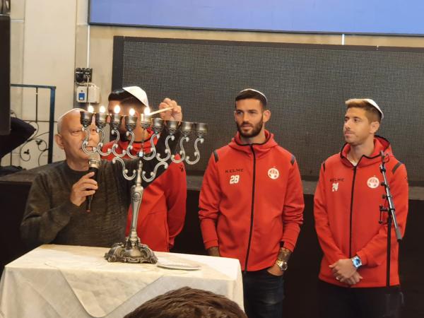 כוכבי הפועל באר שבע הגיעו לשמח ילדים חולי סרטן