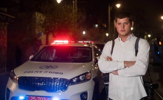 מאז שחזרתי ללבוש חולצה לבנה – השוטרים מתנכלים לי