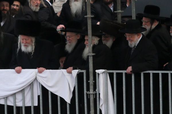 תיעוד: הרב לאו מוזמן כבוד בחתונת האדמו"ר מגור