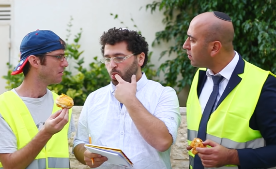 סופגניה חזיתית: אנדרדוס במערכון חדש לחנוכה. צפו