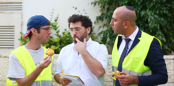 סופגניה חזיתית: אנדרדוס במערכון חדש לחנוכה. צפו