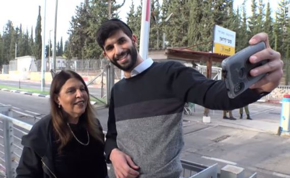 קורע: כרמלה מנשה פוגשת את מתגייסי נצח יהודה