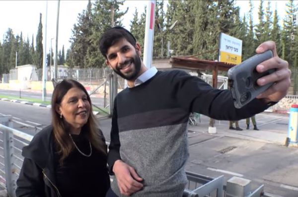 קורע: כרמלה מנשה פוגשת את מתגייסי נצח יהודה