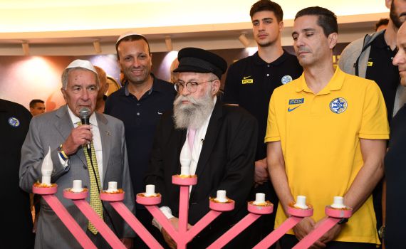 גלריה: שחקני מכבי מדליקים נר ראשון של חנוכה