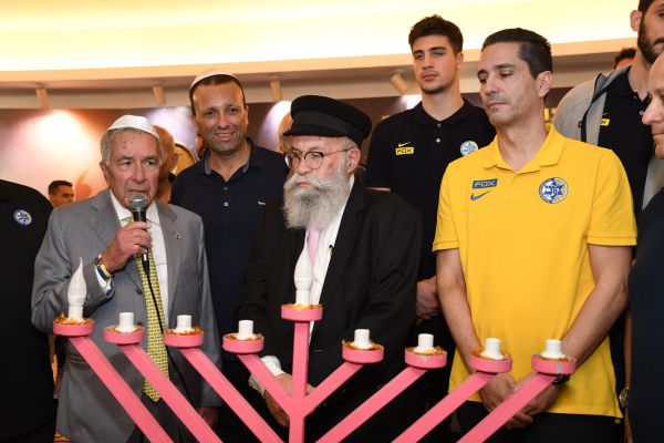 גלריה: שחקני מכבי מדליקים נר ראשון של חנוכה