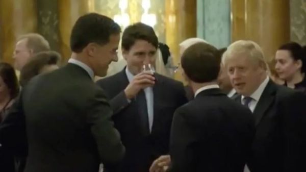 אופס: מנהיגי העולם נתפסו לועגים לטראמפ • צפו