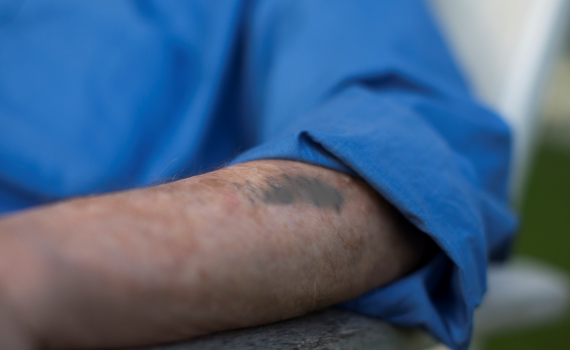 בלי בושה: שדדה עשרות אלפי שקלים מניצול שואה