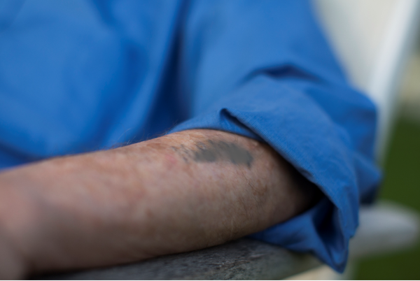 בלי בושה: שדדה עשרות אלפי שקלים מניצול שואה