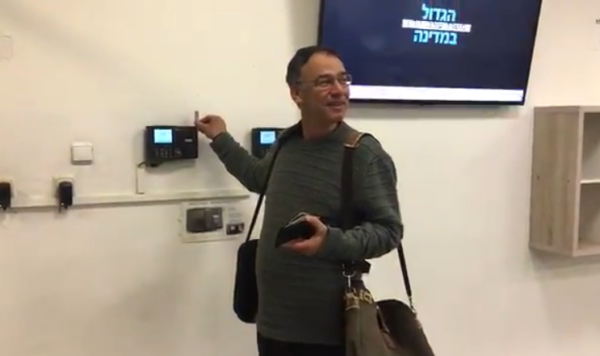 צפו: שי ניצן מחתים כרטיס בפרקליטות בפעם האחרונה