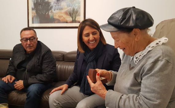 לסולטנה נשדדו התכשיטים, גילה גמליאל העניקה לה עגילי זהב