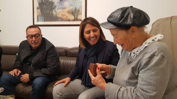 לסולטנה נשדדו התכשיטים, גילה גמליאל העניקה לה עגילי זהב