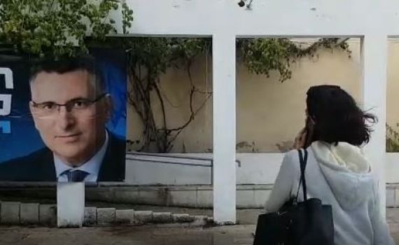 תומכת נתניהו תלשה שלט של סער: "הנחש לא ייבחר"