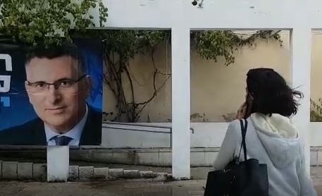 תומכת נתניהו תלשה שלט של סער: "הנחש לא ייבחר"