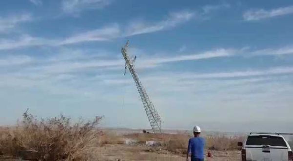 צפו: מפרקים את עמודי החשמל שעמדו בים המלח