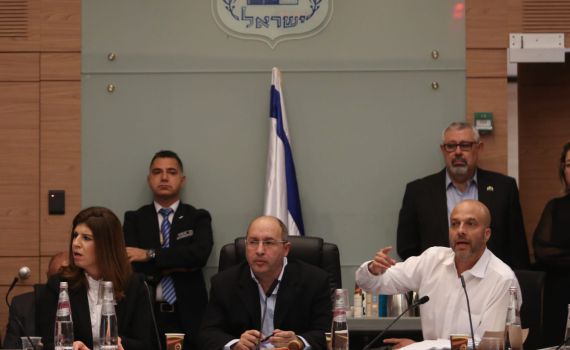 להתגבר על אדלשטיין: כחול לבן אספו 65 חתימות