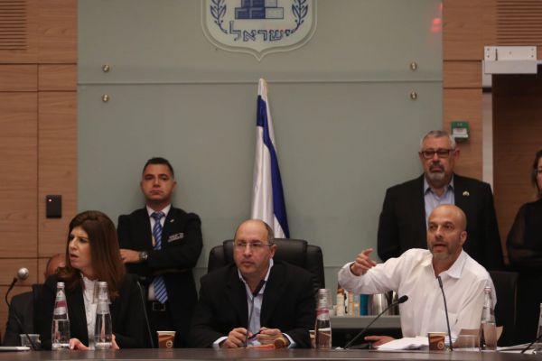 להתגבר על אדלשטיין: כחול לבן אספו 65 חתימות