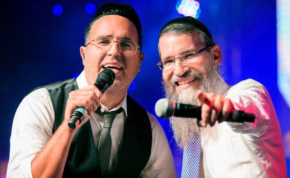 צפו: המחווה המרגשת של יעקב שוואקי לאברהם פריד