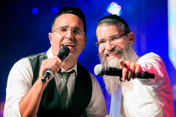 צפו: המחווה המרגשת של יעקב שוואקי לאברהם פריד