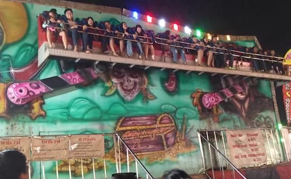 אימה בלונה פארק: המעקה נשבר, נוסעים נפלו מהמתקן