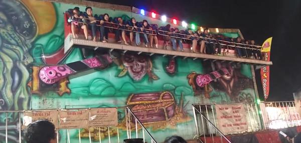 אימה בלונה פארק: המעקה נשבר, נוסעים נפלו מהמתקן