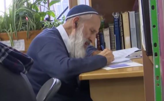 צפו: אדם מחו"ל מנסה "לעקוץ" את הרב אבינר