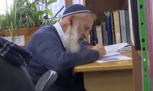 צפו: אדם מחו"ל מנסה "לעקוץ" את הרב אבינר