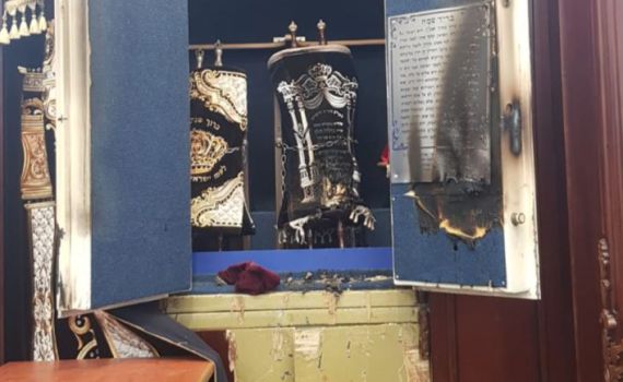 תיעוד מזעזע: ההיכל הוצת; נזק כבד לספרי התורה