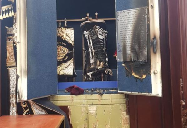 תיעוד מזעזע: ההיכל הוצת; נזק כבד לספרי התורה