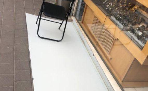 נזקי מזג האוויר:בת 8 נפגעה בראשה משלט שעף ברוח