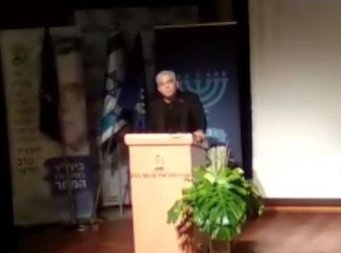 צפו: הקהל לא נותן ללפיד להשלים משפט: "תתבייש"