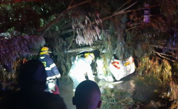 מדינה בסערה: היציאה מי-ם נחסמה; אדם נלכד ברכב