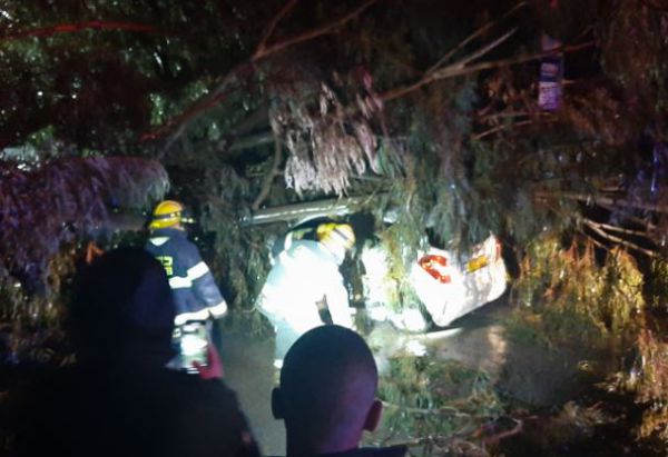 מדינה בסערה: היציאה מי-ם נחסמה; אדם נלכד ברכב