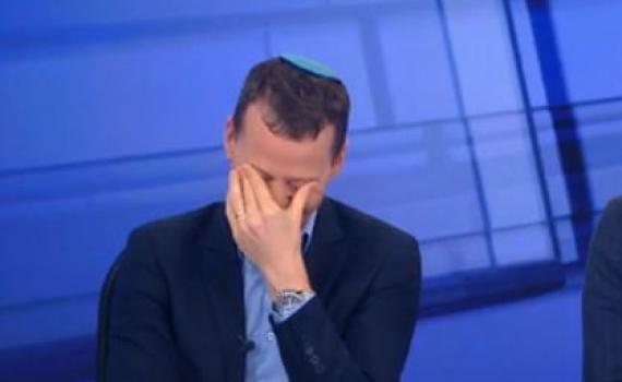 צפו: עמית סגל לא מצליח לעצור את הצחוק בשידור