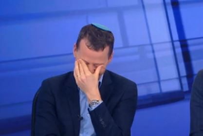צפו: עמית סגל לא מצליח לעצור את הצחוק בשידור