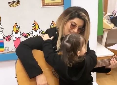 מקסים: שרית חדד הפתיעה את ילדי הגן של בתה נויה