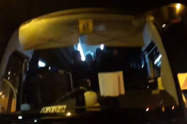 צפו: הנהג מסרב להסיע פעילי ימין להפגנה