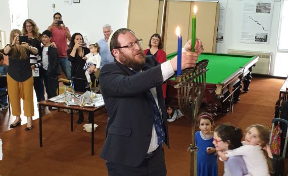 צפו בהדלקת נרות חנוכה הראשונה לשנת תש"פ