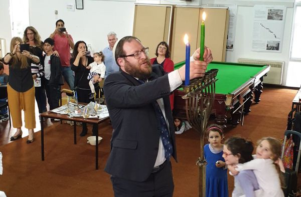 צפו בהדלקת נרות חנוכה הראשונה לשנת תש"פ