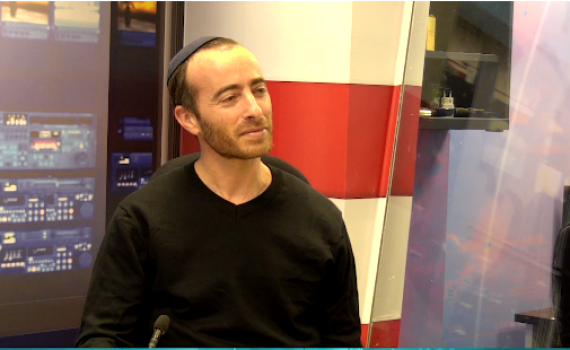 צפו: האמן הסרוג שמצא משמעות נוספת לחנוכה