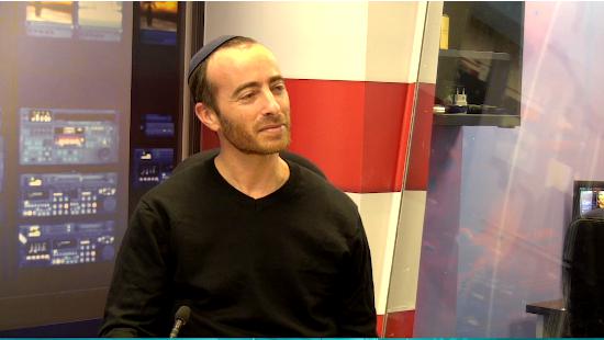 צפו: האמן הסרוג שמצא משמעות נוספת לחנוכה