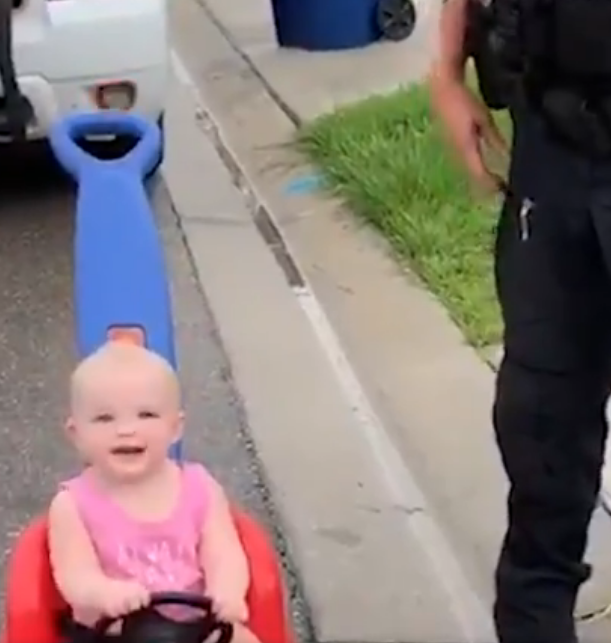 צפו: התינוקת נסעה במהירות, השוטר לא וויתר