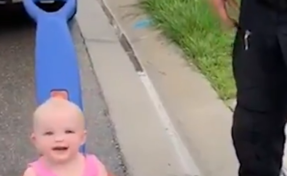 צפו: התינוקת נסעה במהירות, השוטר לא וויתר