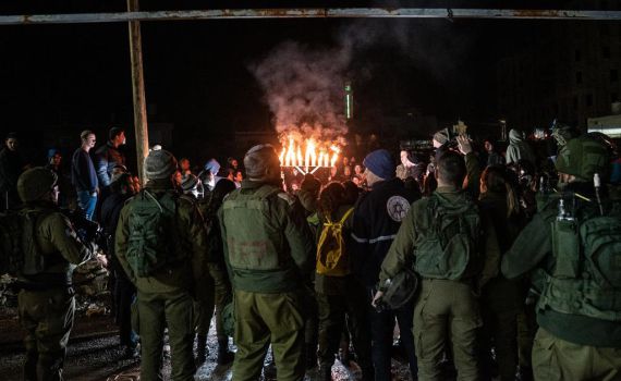 נר שמיני של חנוכה בקבר יוסף