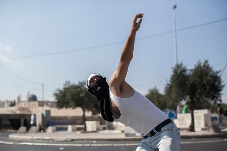 טרור האבנים: בת 10 נפצעה בראש מאבן שיידו מחבלים