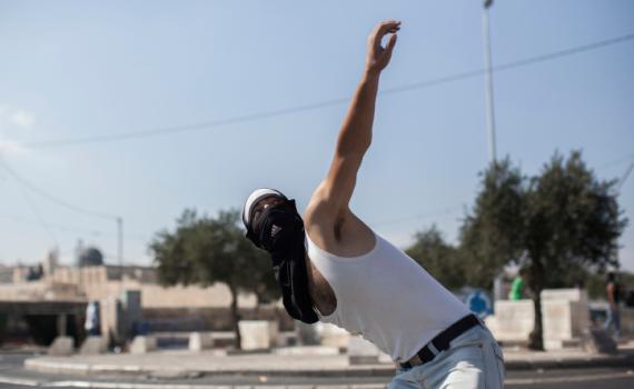 פיגועי אבנים ביו"ש; ערבי הורד מאוטובוס באריאל