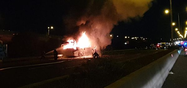אוטובוס עלה באש בכביש 6; הנהג נפצע; צפו בתיעוד