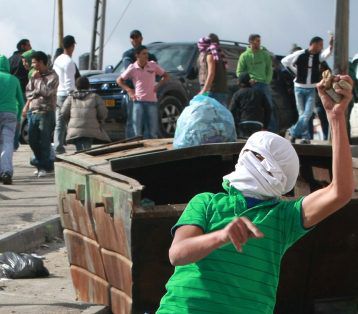 תוך שעה: 4 פיגועי אבנים; אדם אחד נפצע