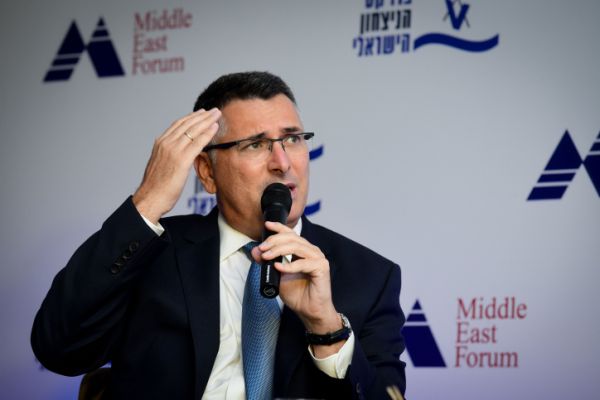 גדעון סער נגד שידור הסדרה של עמית סגל