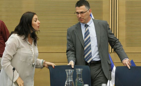 רגב נגד סער: "הדחה של ראש ממשלה מכהן"