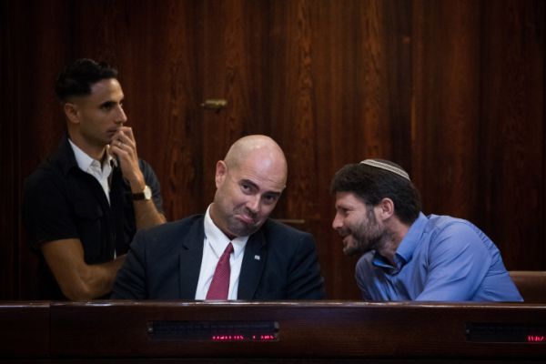 סמוטריץ' לאוחנה: 'אל תכנע לתכתיבים של מנדלבליט'